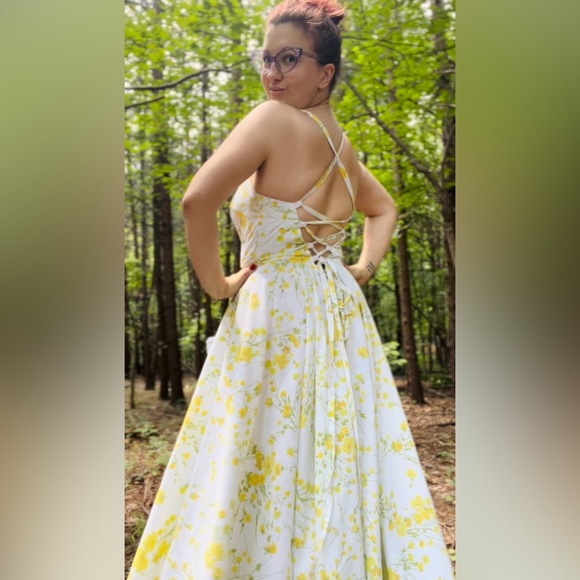 Yellow Floral & Lace Cottagecore Backless Vintage Bedsheet Dress w/Pockets - Picture 4 of 9